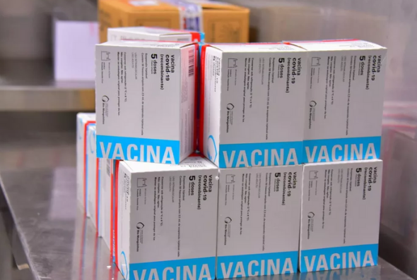 Imagem de caixas da vacina da AstraZeneca — Foto: Fernando Oliveira/Sesau