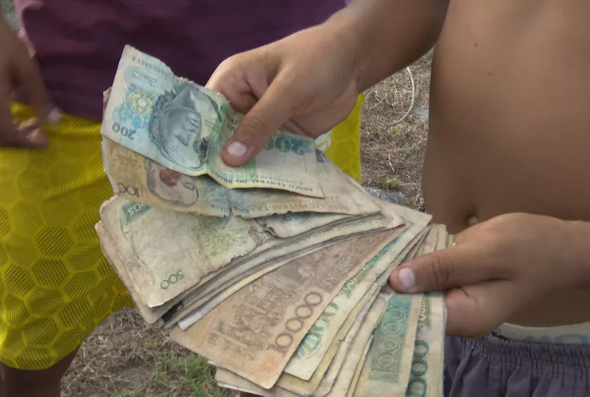 Agricultor encontra dinheiro enterrado em assentamento rural em Alhandra, na Paraíba — Foto: TV Cabo Branco/Reprodução