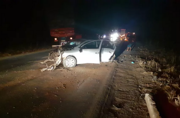 Carro bateu em árvores na altura do km-169 — Foto: Corpo de Bombeiros/ Divulgação