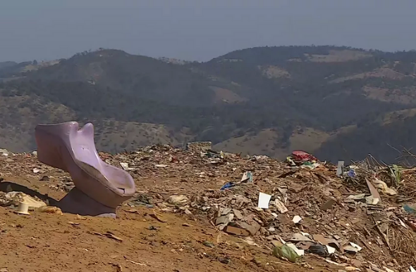 Aterro em Mateus Leme não tem destinação adequada para o lixo — Foto: Reprodução/MG1/TV Globo