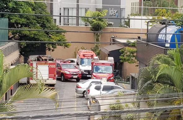 Bombeiros e Samu foram acionados no atendimento a vítima de soterramento em hotel de BH. — Foto: Fred Dávila/ TV Globo