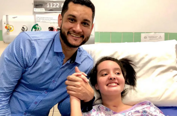 Sthéfany com o pai em hospital de Goiânia — Foto: Arquivo Pessoal/Geraldo Pedro Ribeiro