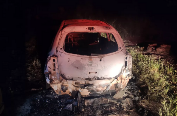 Corpos são encontrados em carro incendiado na Grande BH — Foto: Polícia Militar/Divulgação