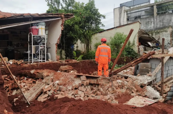 Pedreiro morre após ser soterrado por muro que desabou em obra no Centro de Alfenas, MG — Foto: Corpo de Bombeiros