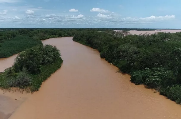 Lama da barragem da Samarco percorreu o Rio Doce até a foz — Foto: Reprodução/TV Gazeta