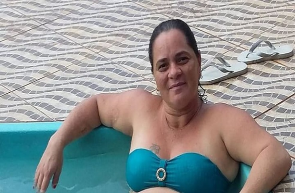Lidiane Aparecida Fernandes Oliveira, de 39 anos, morreu após fazer duas cirurgias plásticas em clínica de BH — Foto: Redes sociais
