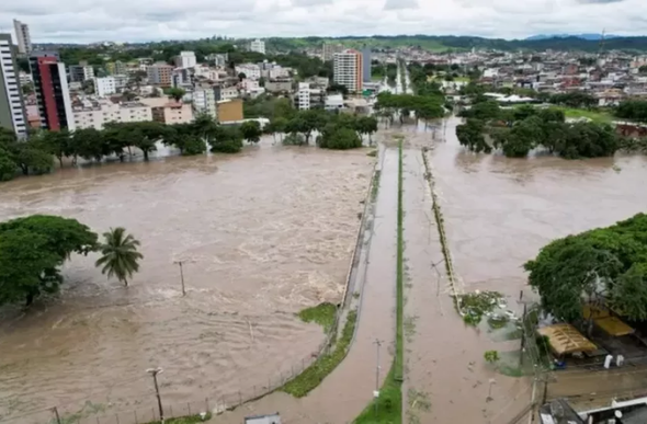 Trecho do rio Cachoeira que transbordou em Itabuna, cidade do sul da Bahia atingida por fortes chuvas em dezembro de 2021 — Foto: Reuters