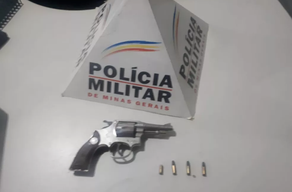 Polícia apreendeu um revólver com quatro munições — Foto: Polícia Militar/ Divulgação