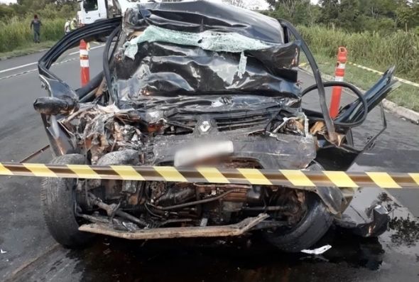 Carro ficou muito danificado após acidente na BR-135 — Foto: Polícia Militar Rodoviária/Divulgação