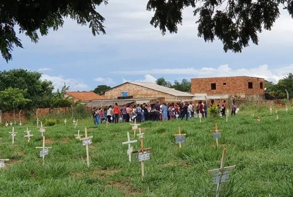 Parentes e amigos prestaram homenagens e Brayan e Adriana, que morreram atropelados em Sete Lagoas. Enterro foi no Cemitério Parque Boa Vista. — Foto: Fabiana Almeida / TV Globo