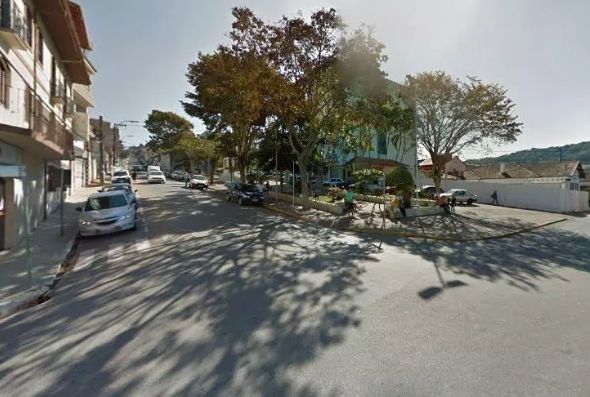 Suspeitos foram presos em casa, onde foram apreendidos objetos que teriam sido usados na agressão - Foto: Google Street View / reprodução