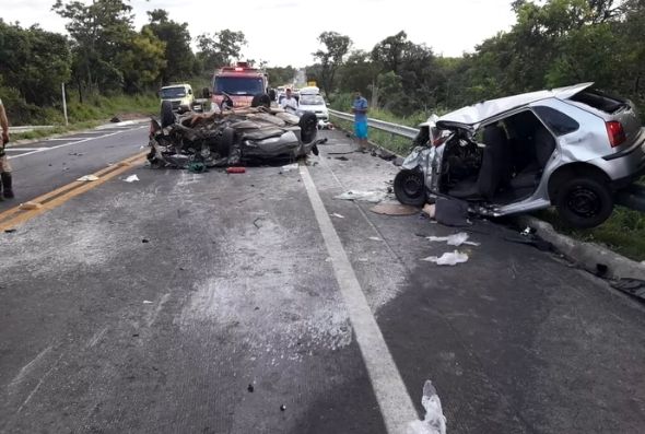 Foto: Dois carros bateram de frente — Foto: Polícia Militar Rodoviária/ Divulgação