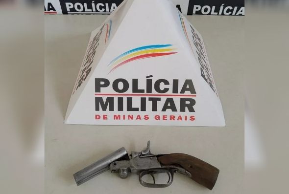 Arma apreendia em Ponte Nova após bebê ficar ferido durante troca de tiros — Foto: Divulgação/PMMG