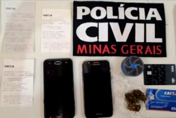 Policiais apreenderam comprovantes bancários, celulares, cartões de banco e notebook (foto: Polícia Civil/Divulgação)