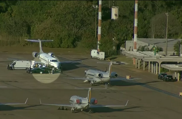 Bolsonaro embarca em avião para São Paulo — Foto: Reprodução/GloboNews