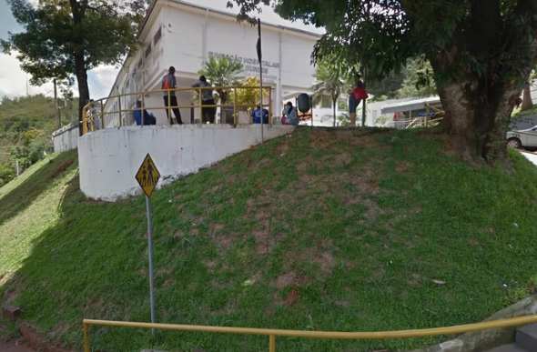 Mulher foi socorrida para o Hospital Nossa Senhora de Lourdes, no Centro de Nova Lima — Foto: Google Street View (captura em dezembro de 2018)