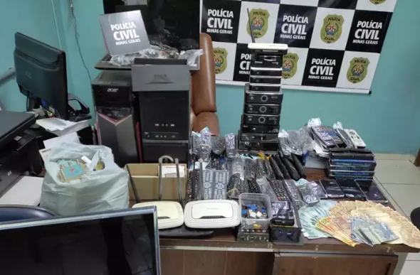 Polícia Civil apreendeu 11 aparelhos TV Box e outros equipamentos durante a operação - foto: Polícia Civil/Divulgação