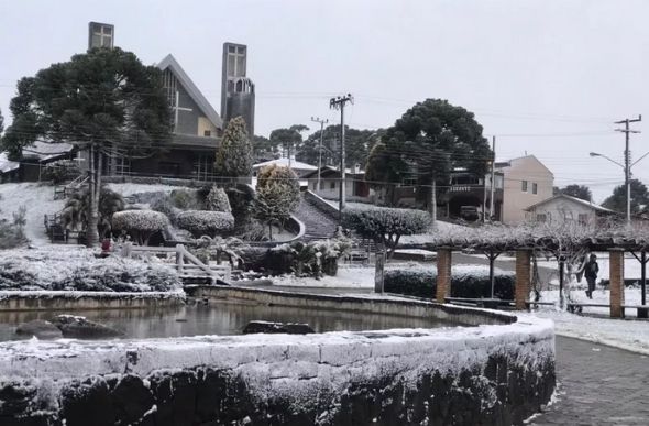Praça no Centro de Urupema ficou coberta pela neve na manhã desta quarta-feira (30) — Foto: Eduarda Demeneck/ NSC TV