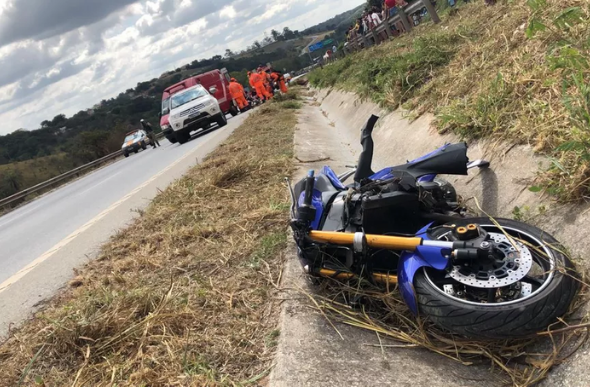 Motocicleta foi arremessada a metros na MG-424 — Foto: Corpo de Bombeiros/Divulgação