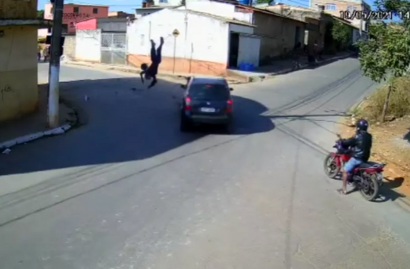 Impacto foi tão forte que motociclista deu uma pirueta e foi lançado na calçada. — Foto: Câmera de Segurança/Reprodução