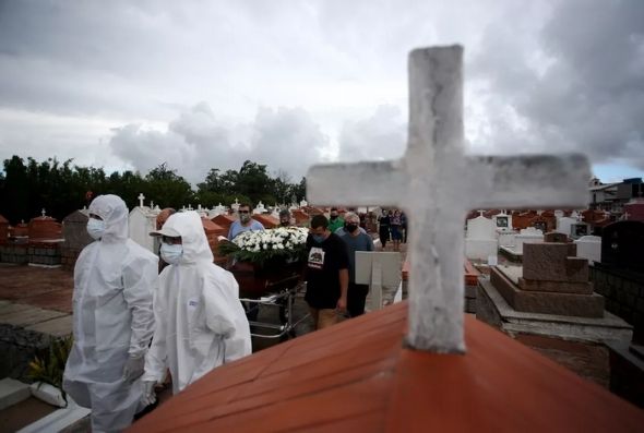 Vítima da Covid é enterrada no cemitério Belém Novo, em Porto Alegre — Foto: Diego Vara/Reuters