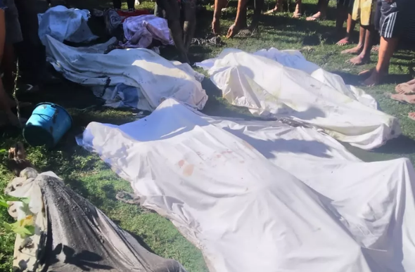 Moradores do Complexo do Salgueiro, em São Gonçalo, retiram corpos de área de mangue — Foto: Reprodução
