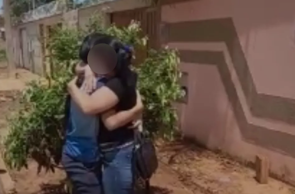 Adolescente abraça a mãe em reencontro após ser resgatada em Goiás — Foto: Conselho Tutelar/Divulgação