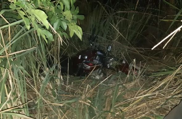 Motociclista caiu em um barranco na BR-251 — Foto: Polícia Rodoviária Federal/ Divulgação