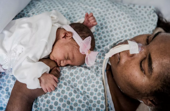 Jovem internada há 5 meses com paralisia rara, conhece filha que nasceu durante internação em BH — Foto: Paula Beltrão