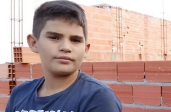 Menino de 12 anos morre eletrocutado enquanto soltava pipa com fio de cerca elétrica em Guaranésia, MG — Foto: Redes sociais