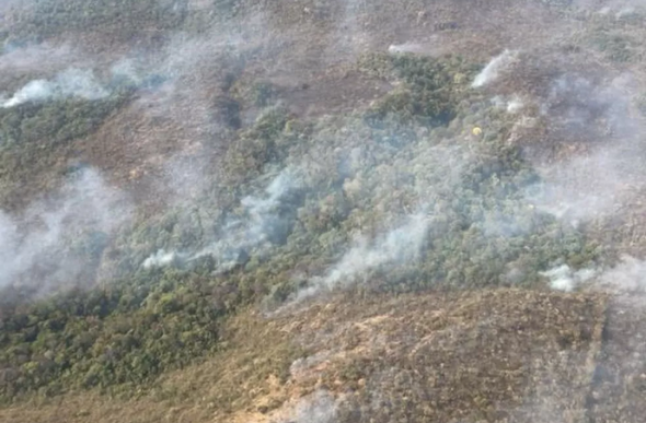Incêndio atinge Parque Estadual da Serra de Ouro Branco, na Região Central de Minas — Foto: Corpo de Bombeiros/ Divulgação