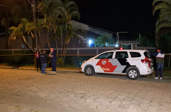 Crime ocorreu em residência no bairro Suarão, em Itanhaém, SP — Foto: Luciana Moledas/g1
