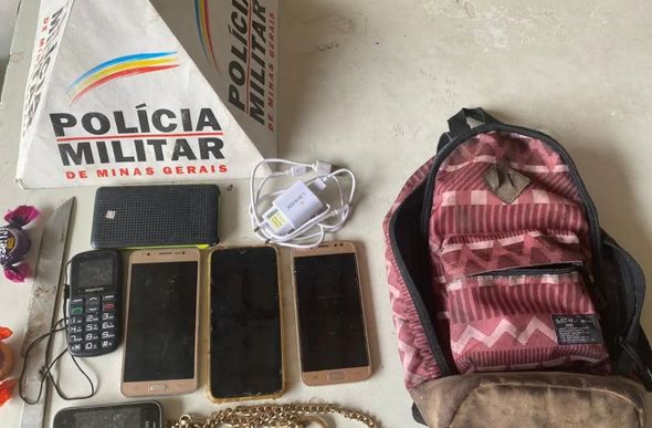 A polícia apreendeu celulares, carregador, mochila, faca e dois bombons. — Foto: PMMG