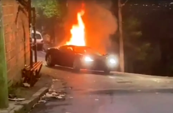Ferrari pegando fogo em favela de Belo Horizonte. — Foto: Redes sociais