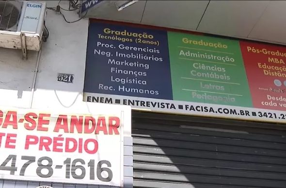 Estudantes denunciam que instituição encerrou suas atividades sem entregar os diplomas daqueles que se formaram. — Foto: TV Globo