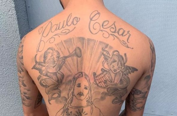 Homem tatuou nas costas nome de ex-sargento que matou com um tiro durante assalto em São Vicente, SP — Foto: g1 Santos