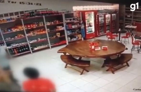 VÍDEO: Câmeras de segurança flagaram o criminoso assaltando uma padaria - Foto: Reprodução G1