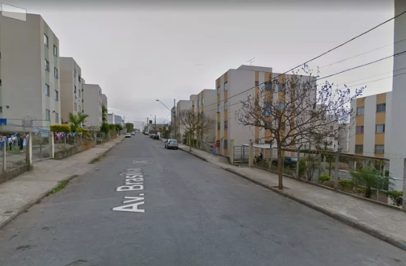 Vítima estava na calçada ao lado da namorada — Foto: Reprodução/Google Street View