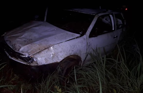 Carro saiu da pista e bateu em uma árvore — Foto: Polícia Militar Rodoviária/ Divulgação