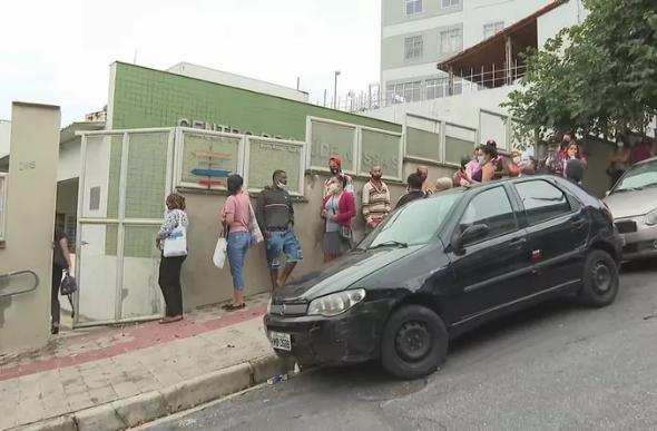 Fila para entrar no Centro de Saúde Nossa Senhora Aparecida, em Belo Horizonte, nesta terça-feira (4) — Foto: Reprodução/TV Globo