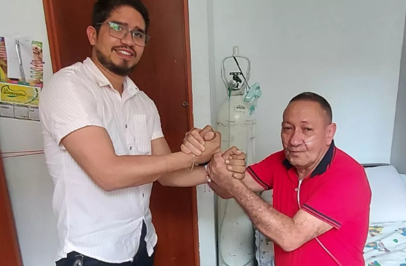 Victor Escobar Prado (direita) lutou por dois anos pelo direito de ser submetido à eutanásia — Foto: Reprodução/Twitter/VictorEscobarYDiana