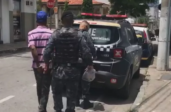 Homem foi preso em Betim, na tarde desta quinta-feira (27). — Foto: Reprodução TV Globo