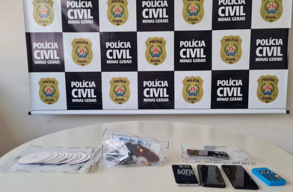 Material foi apreendido na caso do suspeito — Foto: Polícia Civil / Divulgação