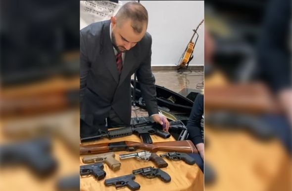 Delegado de Curitiba leva armas para pastor 'abençoar' em igreja evangélica — Foto: Reprodução