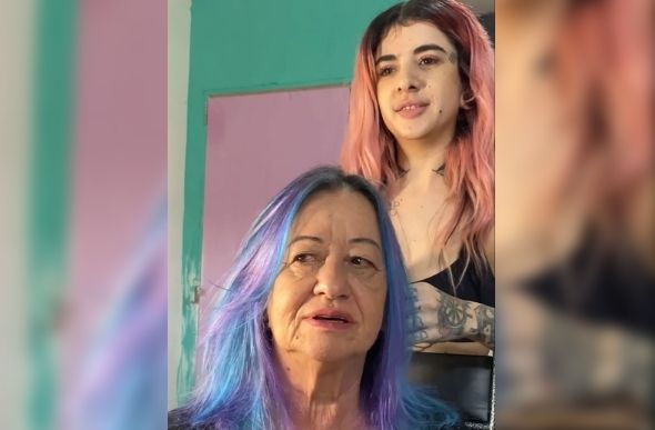 Rose Mary Pereira da Silva com a filha após pintar cabelos de roxo e azul em BH — Foto: Arquivo pessoal