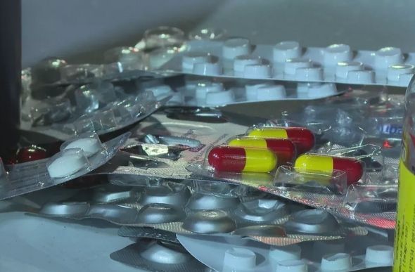 Remédios que estavam na casa da família foram apreendidos — Foto: Reprodução/TV Globo