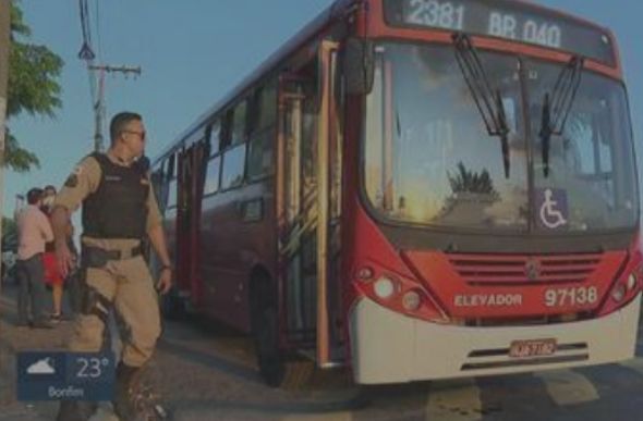 Dois homens foram baleados por policial em ônibus que passava na BR-040 - Foto: Reprodução TV Globo Minas