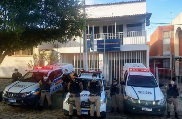 Um dos suspeitos foi preso e os outros ainda são procurados. - Foto: Polícia Militar / Divulgação