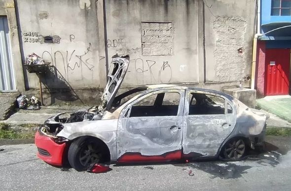 Carro ficou totalmente destruído — Foto: Redes socias / Reprodução