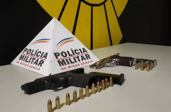 Armas utilizadas pelos suspeitos do assalto em Santa Luzia, na Grande BH. — Foto: Júlio César Santos